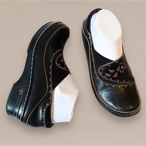 L’Artiste Springstep Burbank Leather Embroidered Clogs SZ 7.5 /38 EU Cottagecore